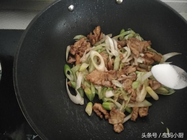 大葱怎么炒好吃，大葱怎么炒好吃又简单（我简单一炒全家都抢着吃）