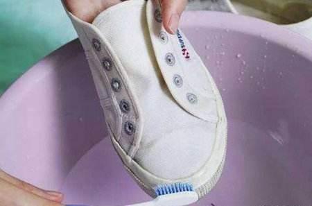 白色鞋子怎么洗白，最有效的洗白鞋方法（小白鞋发黄急死人）