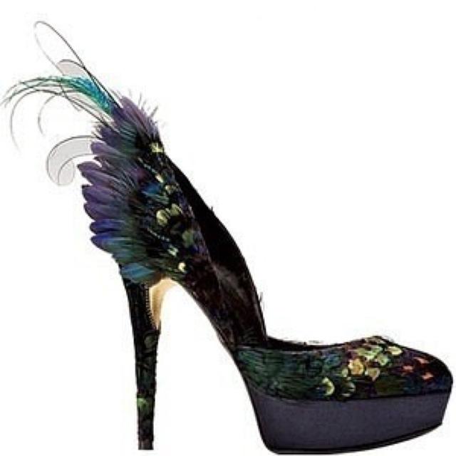 高跟鞋的由来历史，高跟鞋的由来是什么（高大上的遭罪）