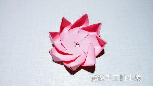 如何用彩纸折出一朵漂亮的荷花荷花的彩纸折法，简单折纸荷花的详细教程（漂亮花朵折纸合集）