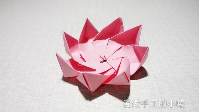 如何用彩纸折出一朵漂亮的荷花荷花的彩纸折法，简单折纸荷花的详细教程（漂亮花朵折纸合集）