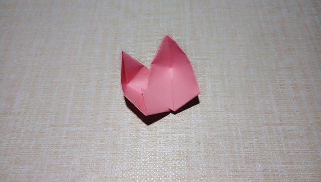 如何用彩纸折出一朵漂亮的荷花荷花的彩纸折法，简单折纸荷花的详细教程（漂亮花朵折纸合集）