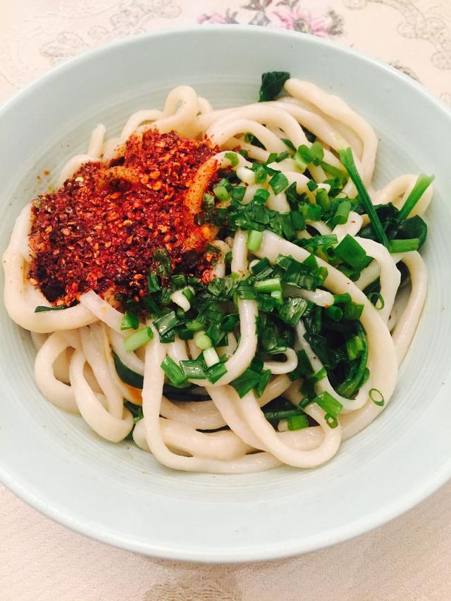 棍棍面的做法,棍棍面的做法大全(油泼棍棍面做法原来这么简单)