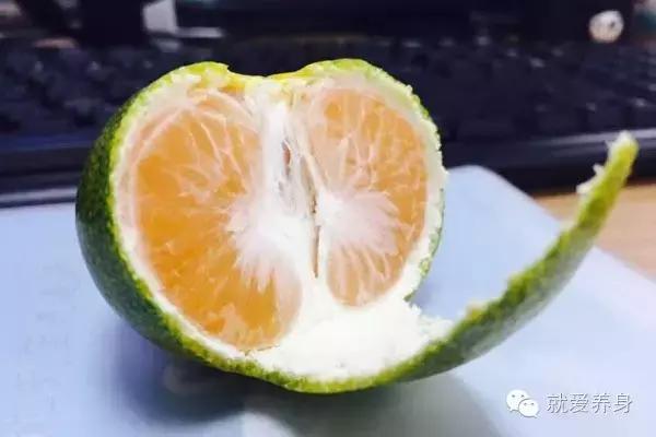 橘子皮的功效与作用，橘子皮的功效与作用有哪些（你吃橘子还会把橘子皮扔掉吗）