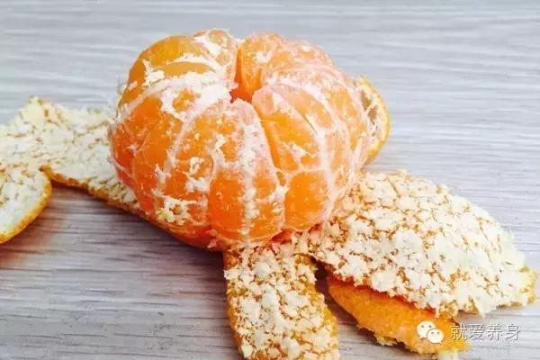 橘子皮的功效与作用，橘子皮的功效与作用有哪些（你吃橘子还会把橘子皮扔掉吗）