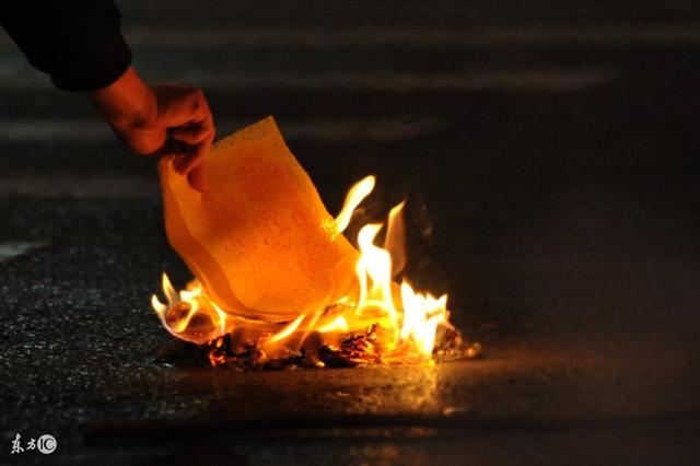 梦见烧纸钱，梦见烧纸钱火老是熄灭（民间烧纸的习俗与禁忌）