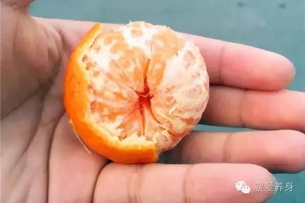 橘子皮的功效与作用，橘子皮的功效与作用有哪些（你吃橘子还会把橘子皮扔掉吗）