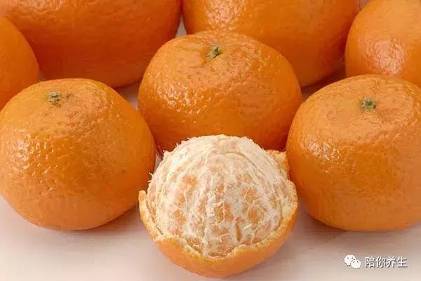 橘子皮的功效与作用，橘子皮的功效与作用有哪些（你吃橘子还会把橘子皮扔掉吗）