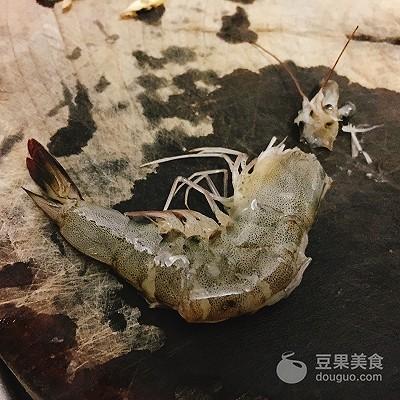 柠檬虾的做法，柠檬虾的做法视频（百香果柠檬虾的做法）
