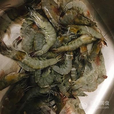 柠檬虾的做法，柠檬虾的做法视频（百香果柠檬虾的做法）