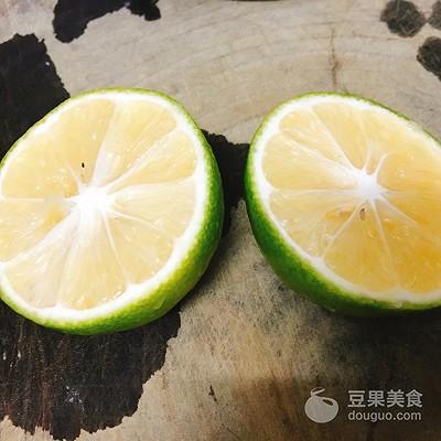 柠檬虾的做法，柠檬虾的做法视频（百香果柠檬虾的做法）