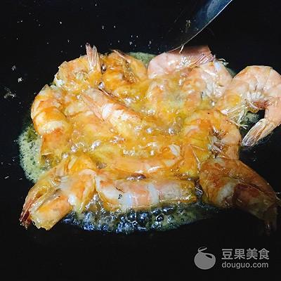 柠檬虾的做法，柠檬虾的做法视频（百香果柠檬虾的做法）