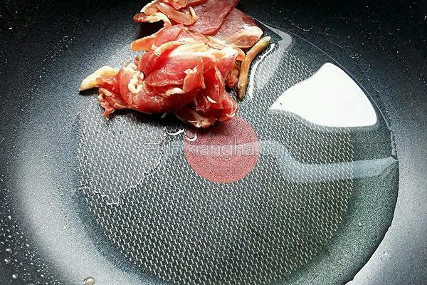 胡萝卜炒腊肉怎么做好吃，胡萝卜和腊肉怎么炒（胡萝卜炒腊肉）