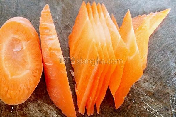 胡萝卜炒腊肉怎么做好吃，胡萝卜和腊肉怎么炒（胡萝卜炒腊肉）