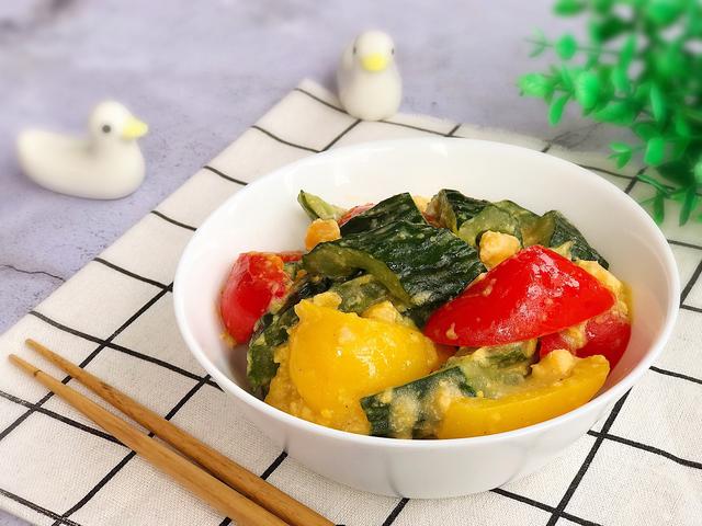 炒黄瓜怎么做，素炒黄瓜的家常做法（素食主义 咸蛋黄炒黄瓜）