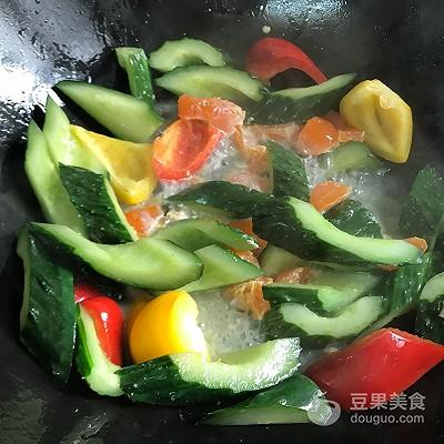 炒黄瓜怎么做，素炒黄瓜的家常做法（素食主义 咸蛋黄炒黄瓜）