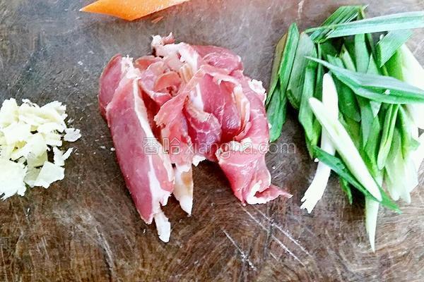胡萝卜炒腊肉怎么做好吃，胡萝卜和腊肉怎么炒（胡萝卜炒腊肉）