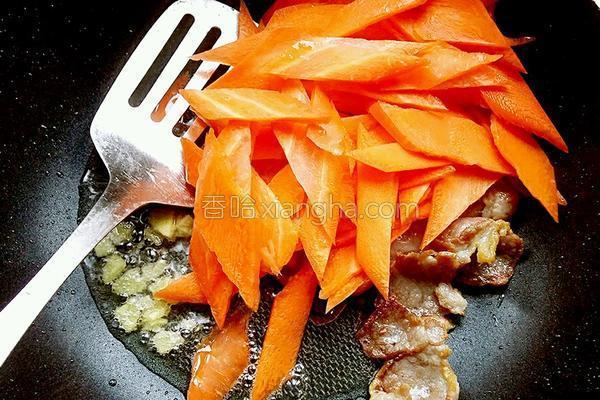 胡萝卜炒腊肉怎么做好吃，胡萝卜和腊肉怎么炒（胡萝卜炒腊肉）