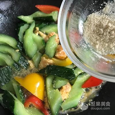炒黄瓜怎么做，素炒黄瓜的家常做法（素食主义 咸蛋黄炒黄瓜）