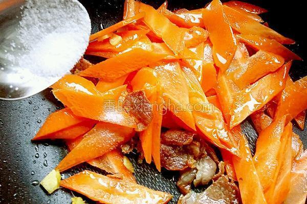 胡萝卜炒腊肉怎么做好吃，胡萝卜和腊肉怎么炒（胡萝卜炒腊肉）