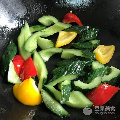 炒黄瓜怎么做，素炒黄瓜的家常做法（素食主义 咸蛋黄炒黄瓜）