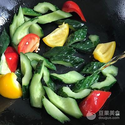 炒黄瓜怎么做，素炒黄瓜的家常做法（素食主义 咸蛋黄炒黄瓜）