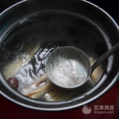 黑豆配什么煲汤补血最好，黑豆炖什么吃补血最佳（黑豆黄芪牛肉汤#中粮我买）