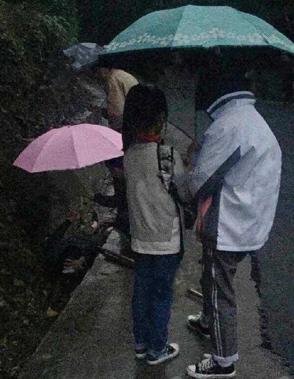 晴天图片，晴天一方（大雨天新昌司机为卧沟老人撑起一方晴天）