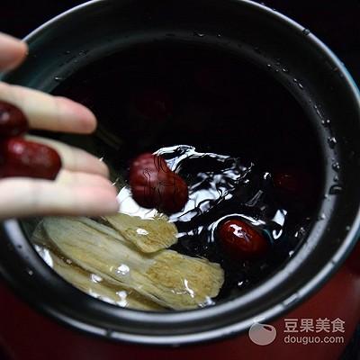 黑豆配什么煲汤补血最好，黑豆炖什么吃补血最佳（黑豆黄芪牛肉汤#中粮我买）