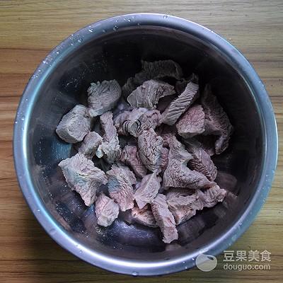 黑豆配什么煲汤补血最好，黑豆炖什么吃补血最佳（黑豆黄芪牛肉汤#中粮我买）