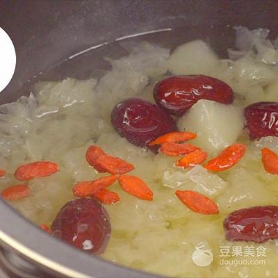 冰糖雪梨银耳汤的做法，冰糖银耳羹的家常做法（电饭煲养颜银耳梨汤）