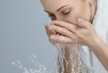 用盐水洗脸有什么好处?有什么坏处，淡盐水洗脸有什么好处和坏处（食盐洗脸有什么好处和坏处）