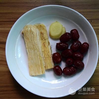 黑豆配什么煲汤补血最好，黑豆炖什么吃补血最佳（黑豆黄芪牛肉汤#中粮我买）