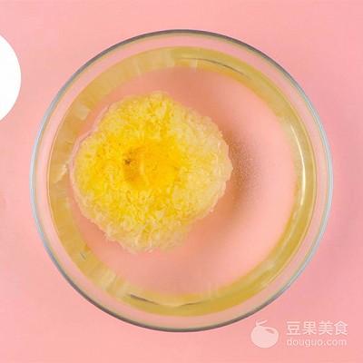冰糖雪梨银耳汤的做法，冰糖银耳羹的家常做法（电饭煲养颜银耳梨汤）