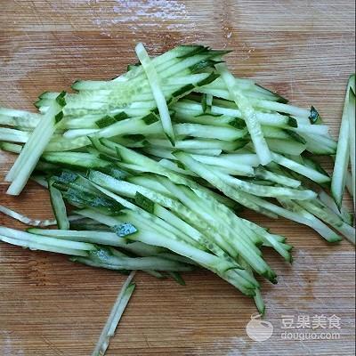 白菜拌海蜇皮的做法，凉拌海蜇皮白菜的做法（黄瓜白菜拌海蜇皮）