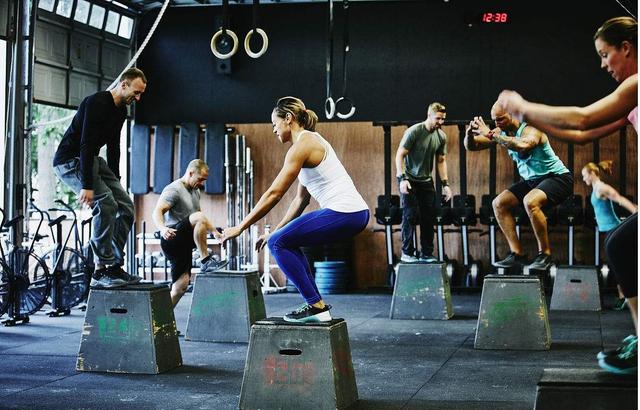 安德玛是什么档次的品牌，安德玛属于什么档次（安德玛为什么卖的那么贵）