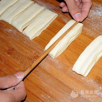 炸油条做法，炸油条做法松软酥脆（让你在家轻松做出好吃的油条）