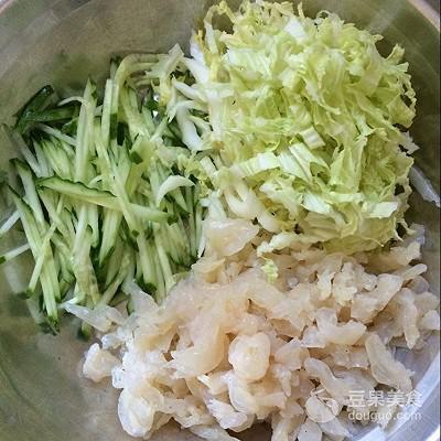 白菜拌海蜇皮的做法，凉拌海蜇皮白菜的做法（黄瓜白菜拌海蜇皮）