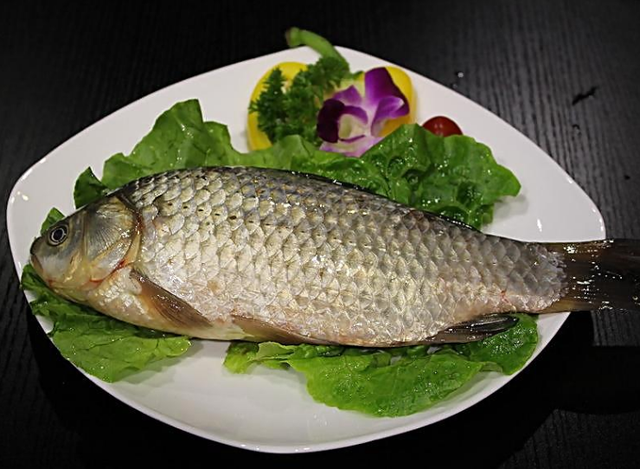 鱼胆破了怎么去苦味，巧除杀鱼时鱼胆破了的苦味（鲫鱼胆破了鱼还能吃吗）