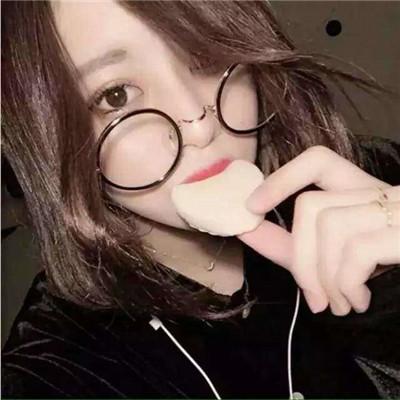 眼镜女头像微信，眼镜女头像（复古圆框眼镜让你气质十足）