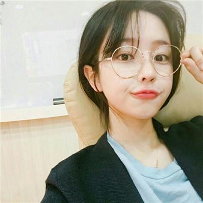 眼镜女头像微信，眼镜女头像（复古圆框眼镜让你气质十足）