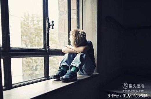 单亲家庭孩子心理缺陷表现，单亲家庭女孩子心理缺陷（单亲家庭孩子的7大心理问题）