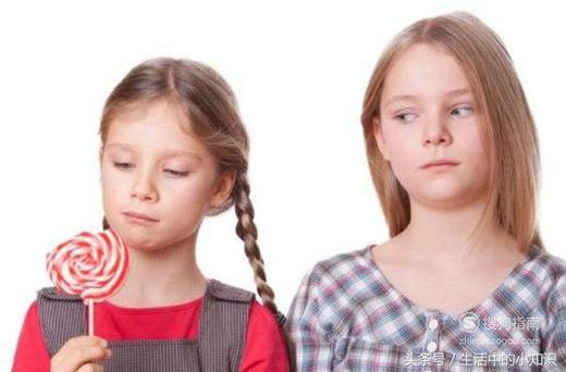 单亲家庭孩子心理缺陷表现，单亲家庭女孩子心理缺陷（单亲家庭孩子的7大心理问题）