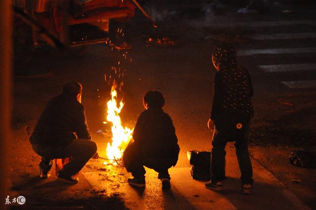 梦见烧纸钱，梦见烧纸钱火老是熄灭（民间烧纸的习俗与禁忌）
