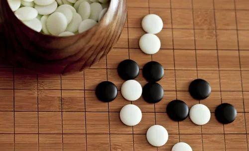 为什么围棋的黑子比白子大，现在我们所用的围棋黑子和白子哪个更大（知道一半以上算你赢）