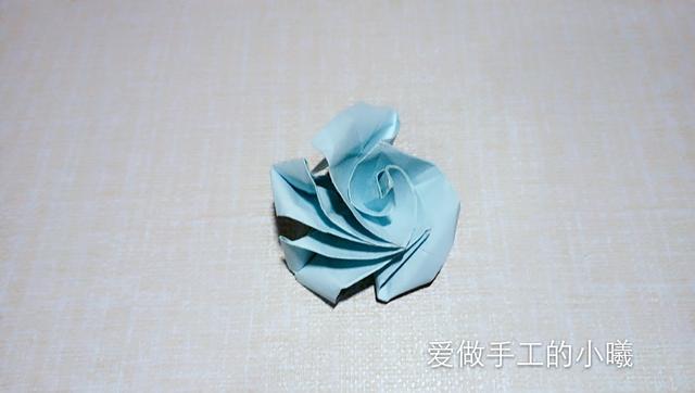 如何用彩纸折出一朵漂亮的荷花荷花的彩纸折法，简单折纸荷花的详细教程（漂亮花朵折纸合集）