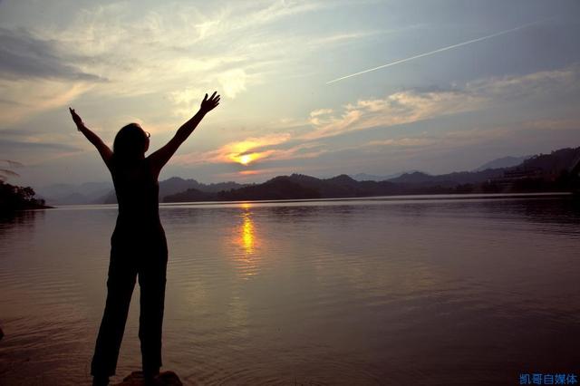 怎么月入过万，如何月赚1万（玩自媒体月入过万并不难）