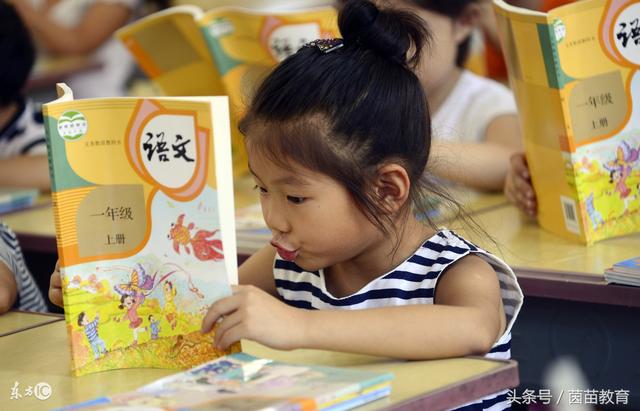 弯弯的月亮像小船把句子补充完整，有哪些关于弯弯的月亮像什么的句子（一年级上册语文仿写句子）