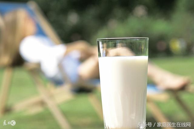 全脂牛奶的功效和作用，全脂牛奶的功效和作用及禁忌（哪一个更适合老年人喝）