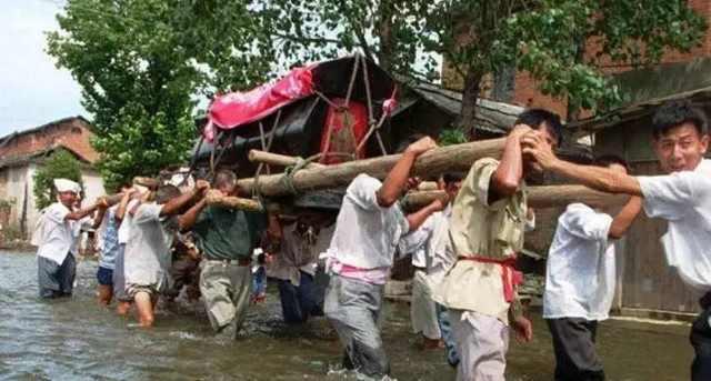 抬棺材为什么不能落地，抬棺材上山的时候棺材落地了（抬棺材为什么不能中途落地）